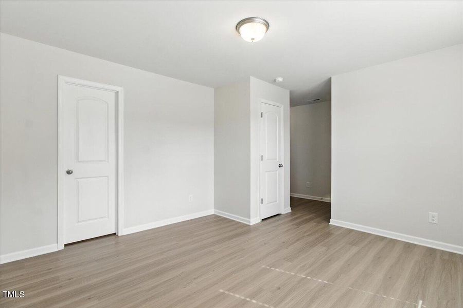 02-Flex Room w_ Closets