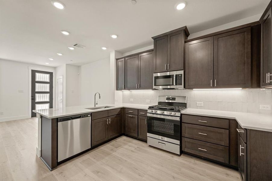 2544 Campden Mews-012