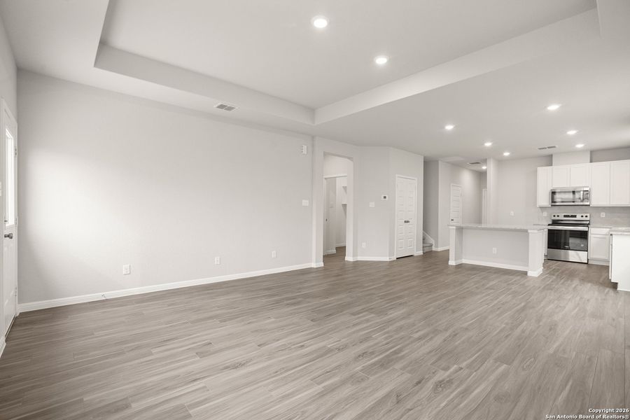 Spacious, unfurnished interior of a new home in Cinco Lakes, San Antonio (Image 15).