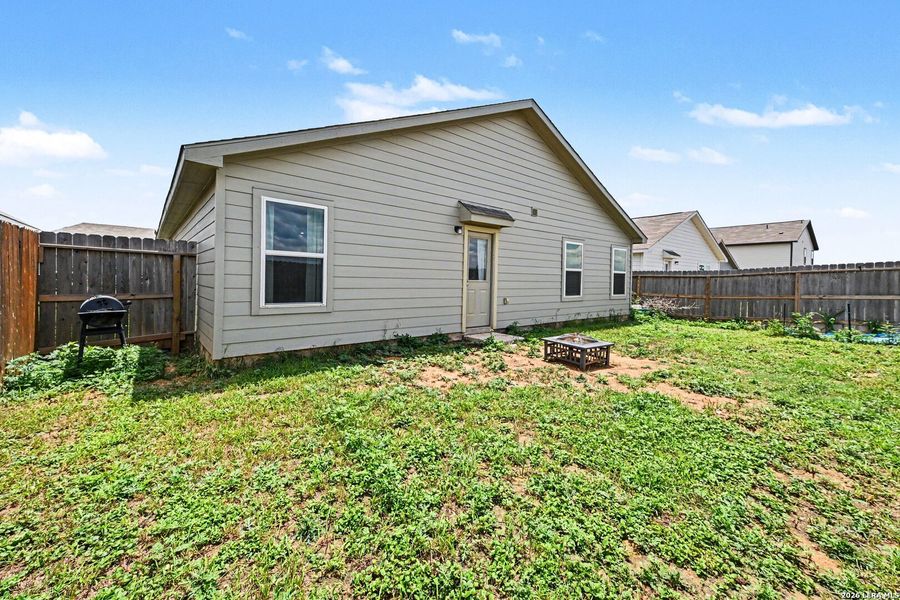 Exterior details and patio area of a home in Walnut Bend, Seguin (Image 4).