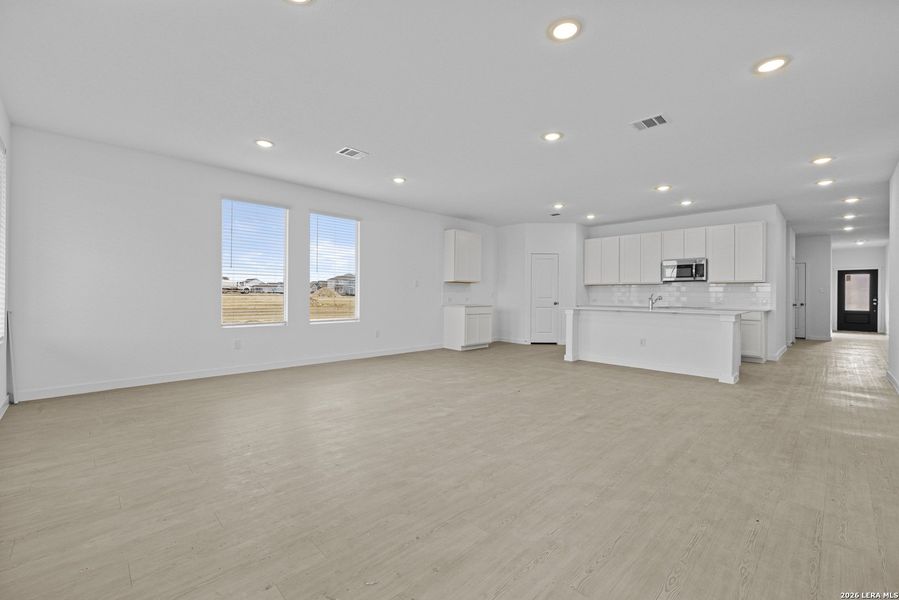 Spacious, unfurnished interior of a new home in Voss Farms, New Braunfels (Image 22).
