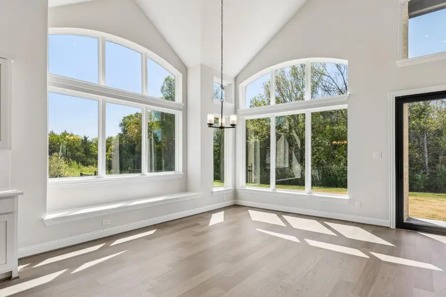 Spacious, unfurnished interior of a new home in Heath Golf & Yacht Club, Heath (Image 16).