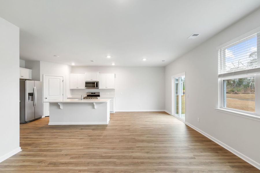 Spacious, unfurnished interior of a new home in Carolina Groves, Moncks Corner (Image 14).
