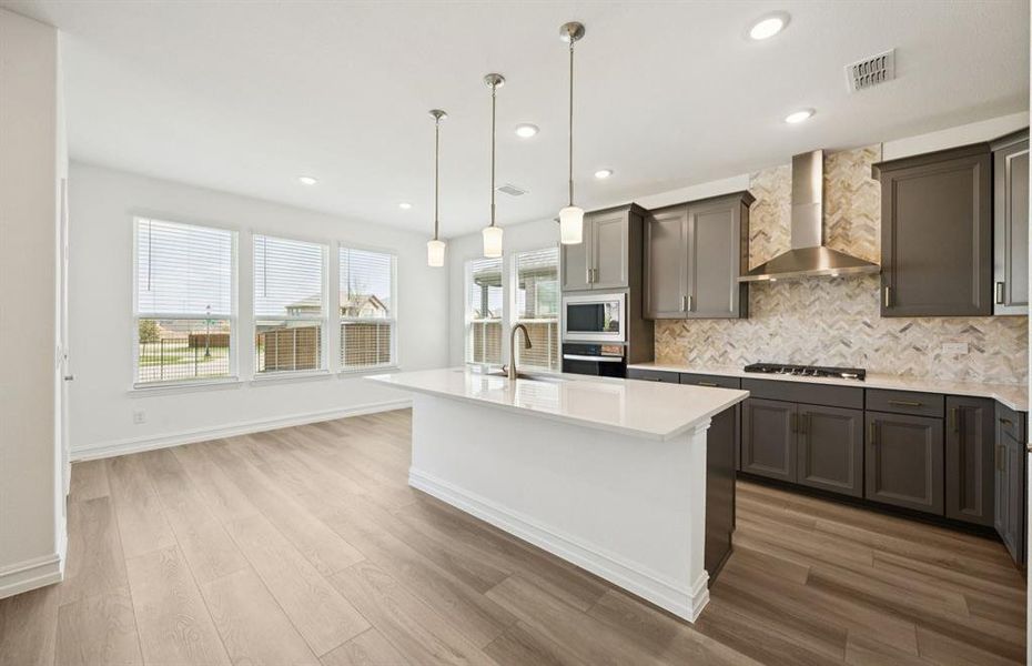 Eat-in bartop island in kitchen Eat-in bartop island in kitchen