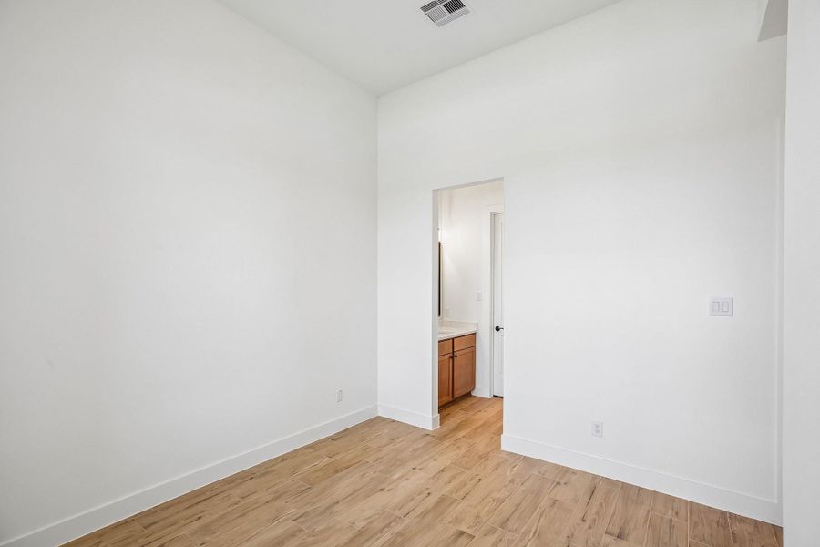 Spacious, unfurnished interior of a new home in , Mont Belvieu (Image 37).