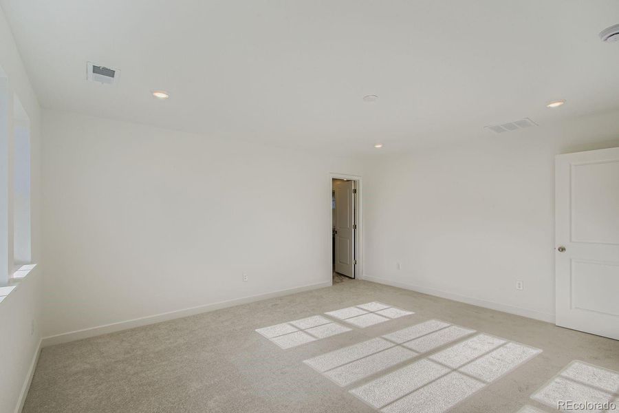 Spacious, unfurnished interior of a new home in Ken-Caryl Ranch, Littleton (Image 8).