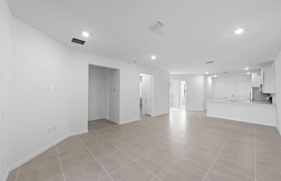 Spacious, unfurnished interior of a new home in Del Webb Naples, Ave Maria (Image 18).