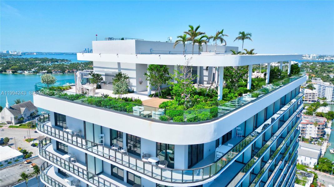 Condo located in Miami Beach, FL showcasing its design and architecture (Image 18).