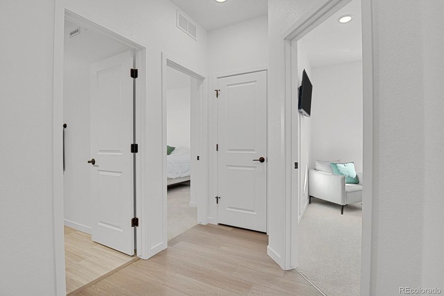 Hall of access of 2 guest bedrooms and bathroom on main level