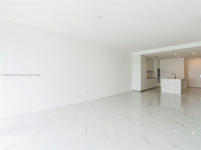 Spacious, unfurnished interior of a new home in Aria Reserve, Miami (Image 17).