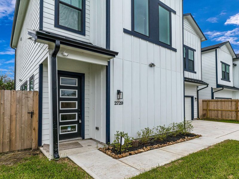 Exterior details and patio area of a home in , Houston (Image 19).