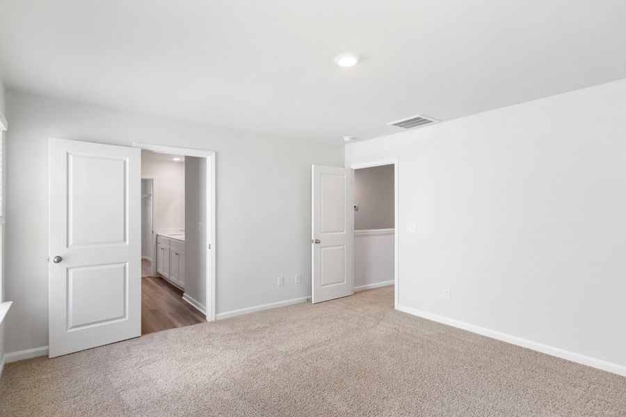 Spacious, unfurnished interior of a new home in Carolina Groves, Moncks Corner (Image 22).