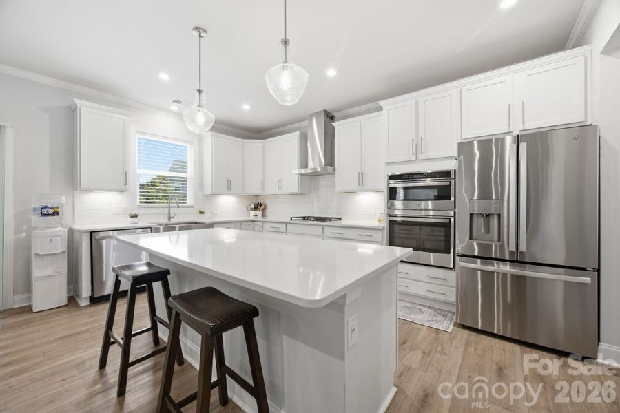 Open Kitchen, lots of cabinets