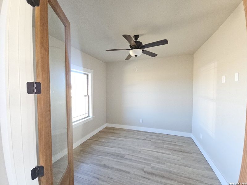 Spacious, unfurnished interior of a new home in , Bandera (Image 25).