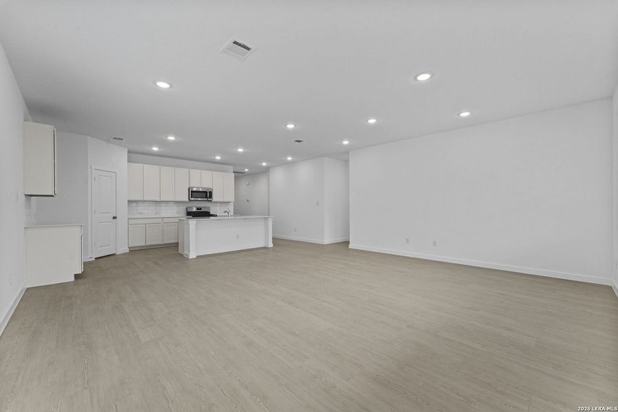 Spacious, unfurnished interior of a new home in Sky Ranch, New Braunfels (Image 15).
