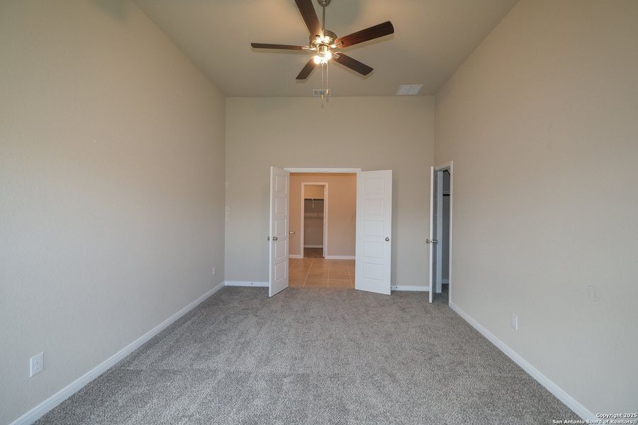 Spacious, unfurnished interior of a new home in Hunters Ranch, San Antonio (Image 29).