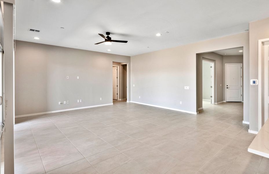 Spacious, unfurnished interior of a new home in Vistoso Canyon Estates, Oro Valley (Image 23).