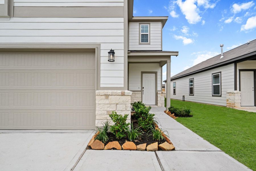 Exterior details and patio area of a home in Laurel Farms, Brookshire (Image 3).