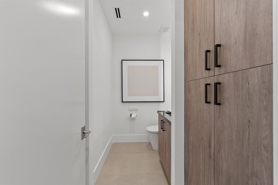 POWDER_ROOM_STRAIGHT_DT