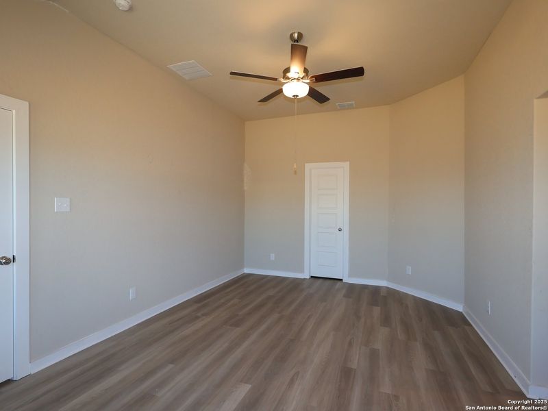 Spacious, unfurnished interior of a new home in Winding Brook, San Antonio (Image 21). Spacious, unfurnished interior of a new home in Winding Brook, San Antonio (Image 21).