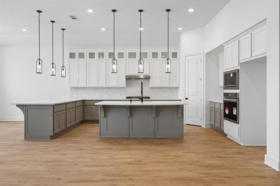 Furnished interior view inside a new home in Ridge Crossing, Waxahachie (Image 13). Furnished interior view inside a new home in Ridge Crossing, Waxahachie (Image 13).
