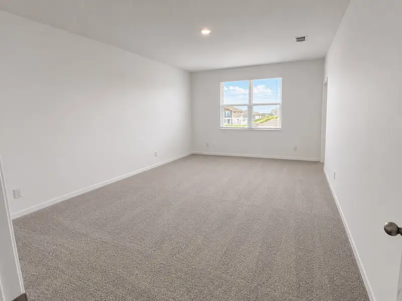 Spacious, unfurnished interior of a new home in Cypress Bluff, Groveland (Image 7).