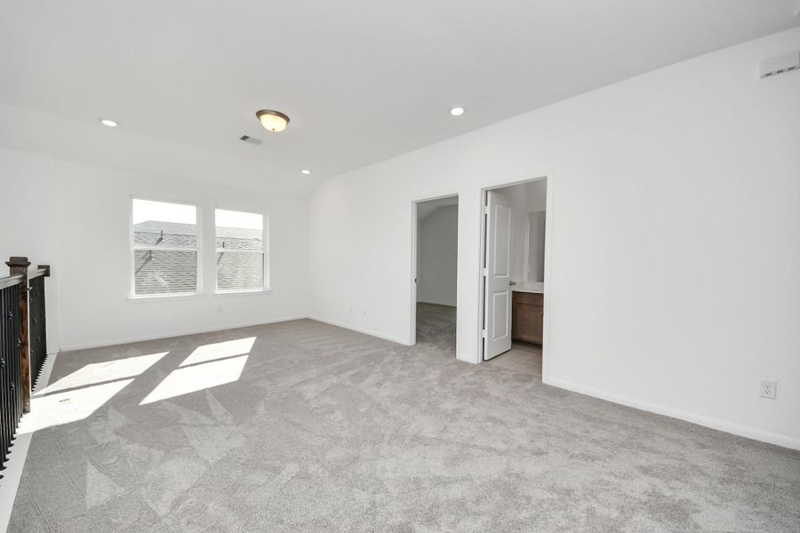 Spacious, unfurnished interior of a new home in Sunterra: Landmark Collection, Katy (Image 12).