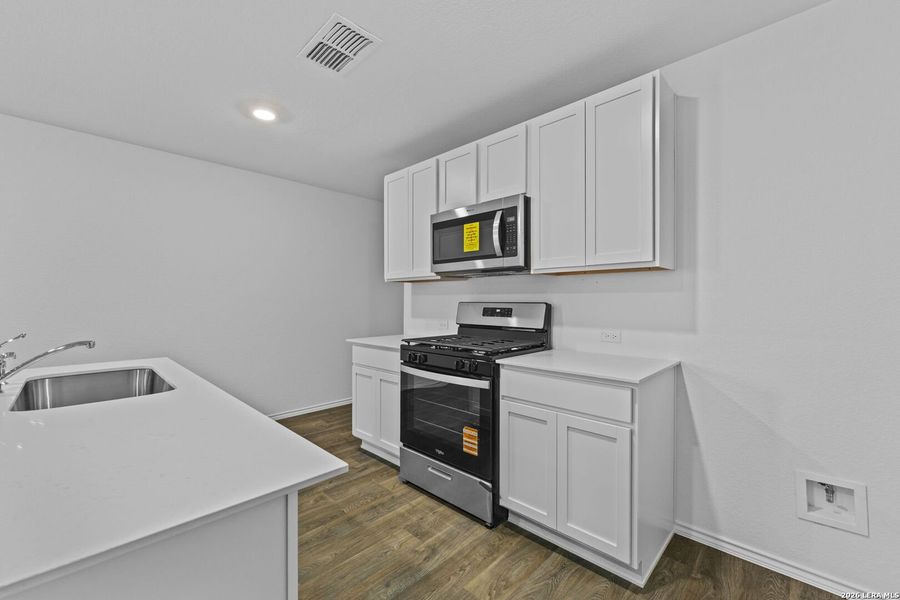 Furnished interior view inside a new home in Avenida, Converse (Image 10).