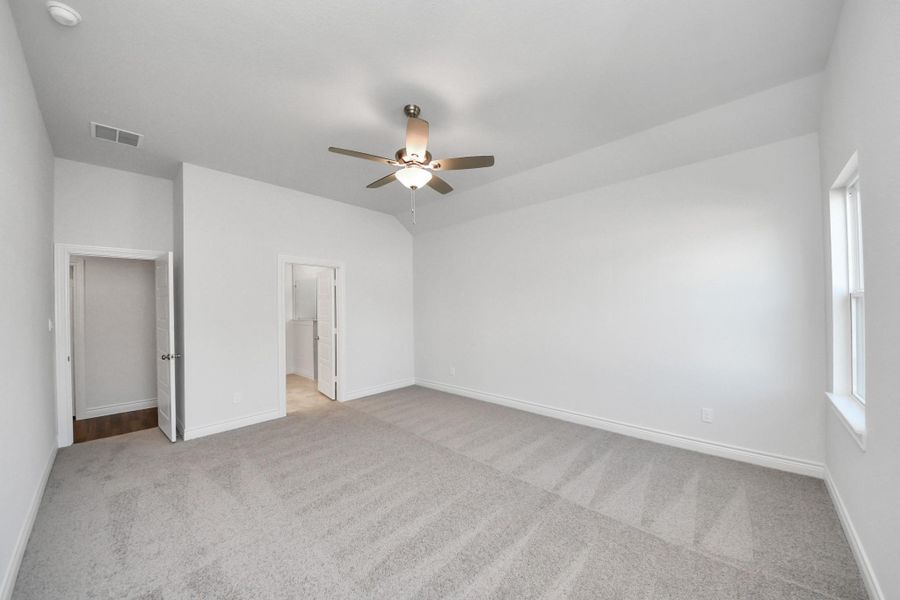 Spacious, unfurnished interior of a new home in Lexington Heights, Willis (Image 22).