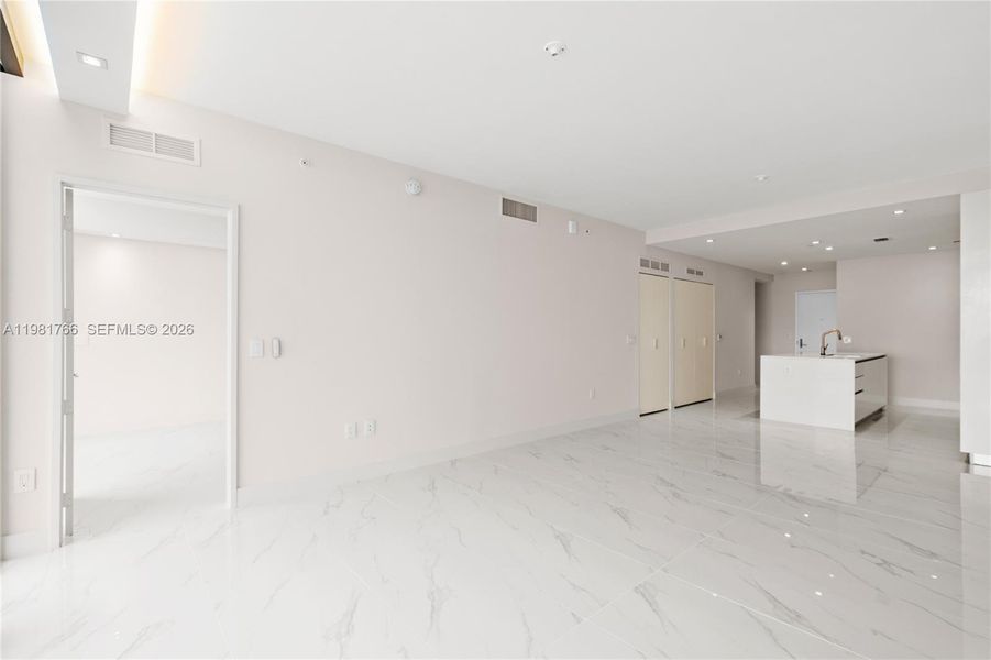 Spacious, unfurnished interior of a new home in Aria Reserve, Miami (Image 30).