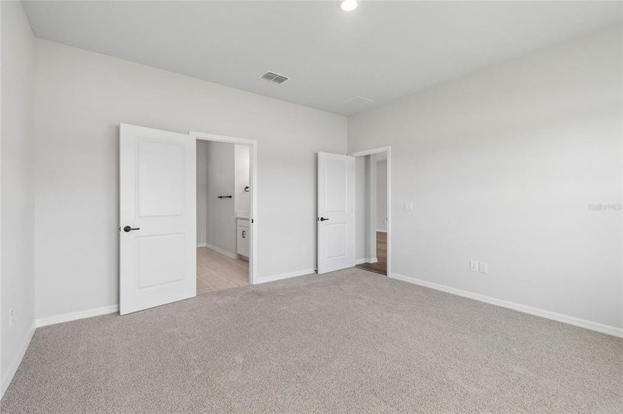 Spacious, unfurnished interior of a new home in Eastlyn, Bradenton (Image 14).