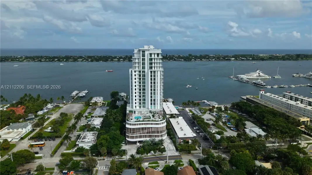 Condo located in West Palm Beach, FL showcasing its design and architecture (Image 3).