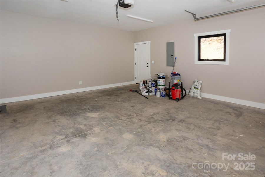 Spacious, unfurnished interior of a new home in , Horse Shoe (Image 27).