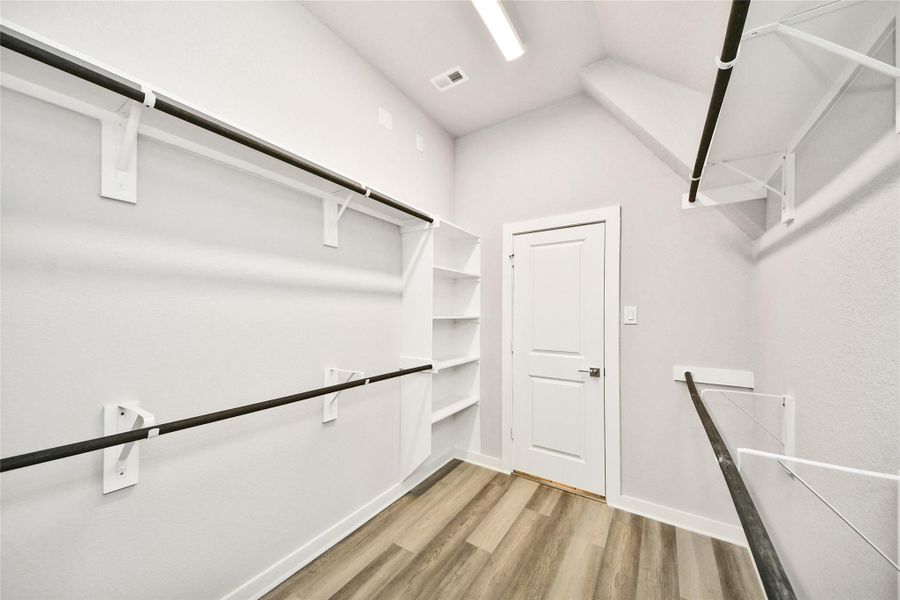 Spacious, unfurnished interior of a new home in Elm Estates, Angleton (Image 35).