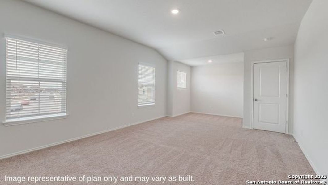 Spacious, unfurnished interior of a new home in Winding Creek, New Braunfels (Image 24).