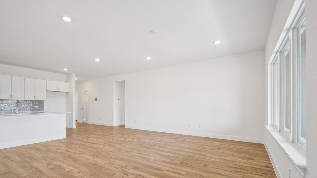 Spacious, unfurnished interior of a new home in Railhead, Cedar Creek (Image 12).