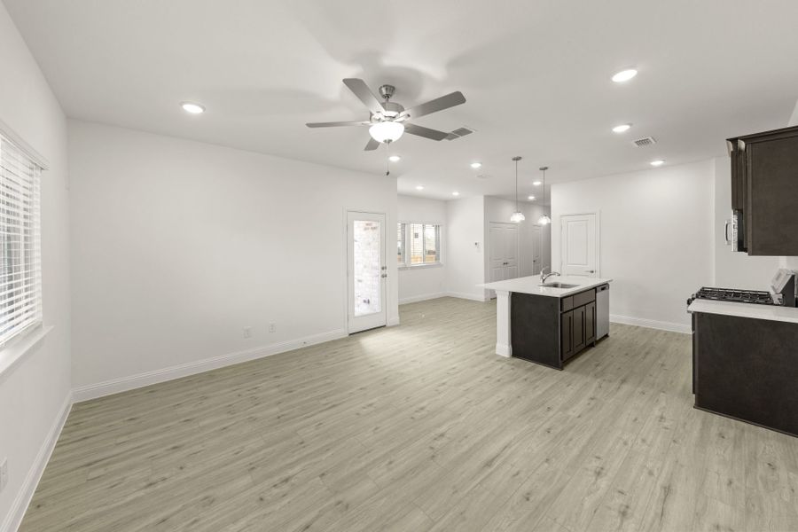 Spacious, unfurnished interior of a new home in Town Park, Princeton (Image 12).