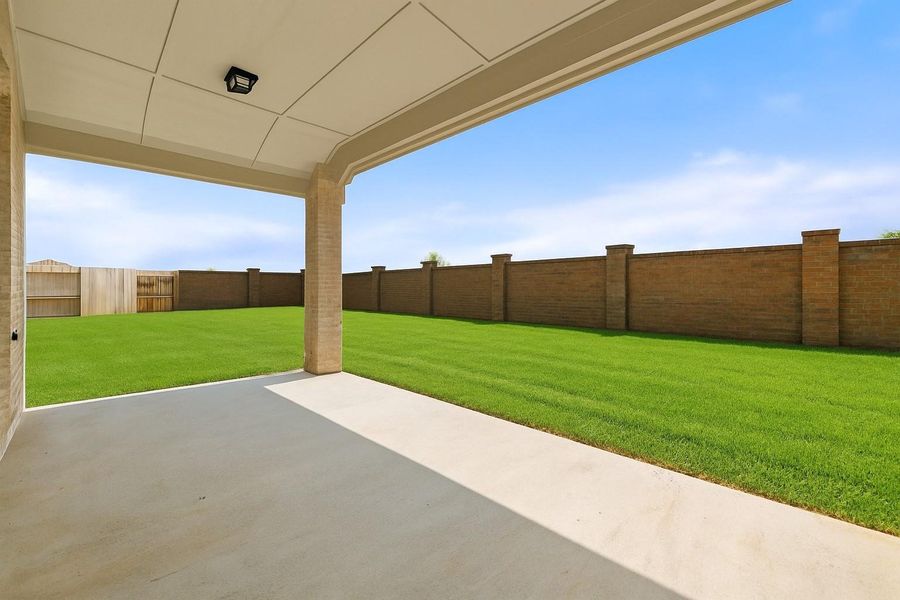 Spacious, unfurnished interior of a new home in Lago Mar, Texas City (Image 27).
