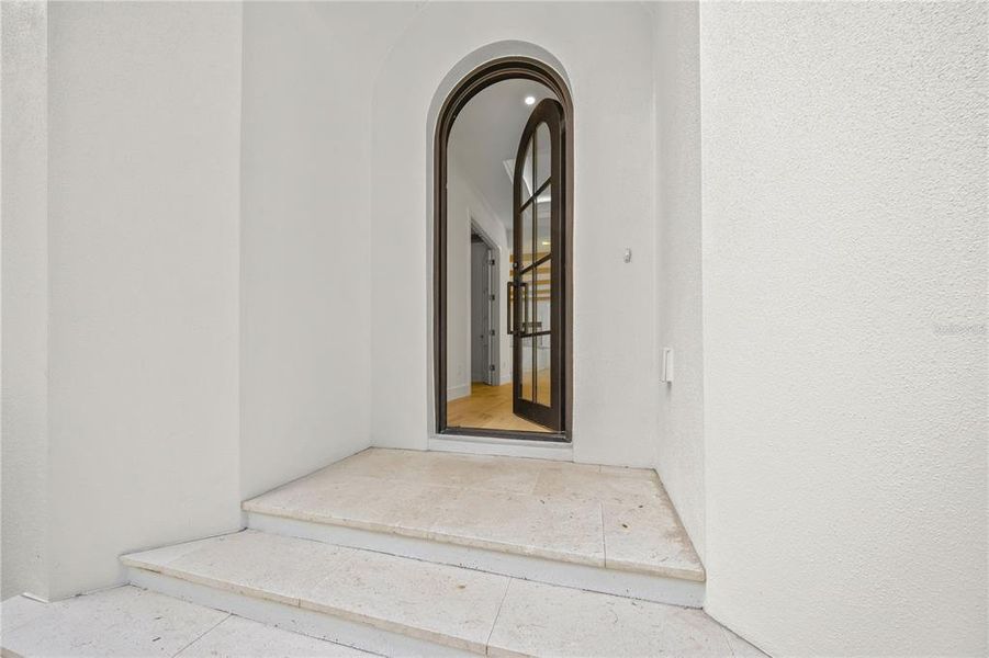 Spacious, unfurnished interior of a new home in , Sarasota (Image 34).