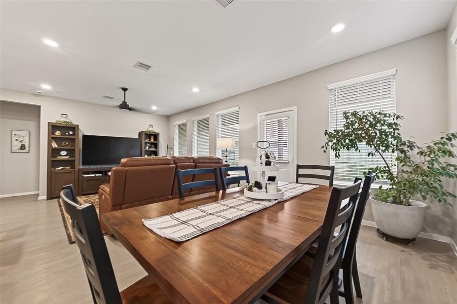 Breakfast nook conveniently located off the kitchen and family room. Breakfast nook conveniently located off the kitchen and family room.