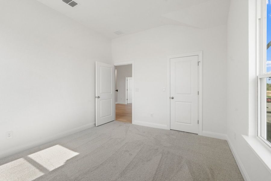 Spacious, unfurnished interior of a new home in Persimmon, Buda (Image 22).