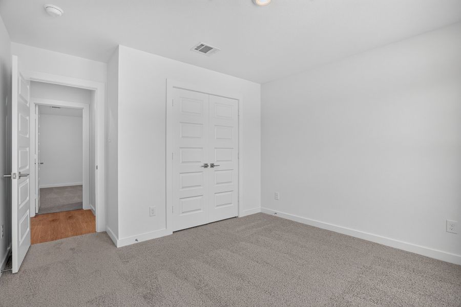 Spacious, unfurnished interior of a new home in Trail Creek, Cleburne (Image 38).