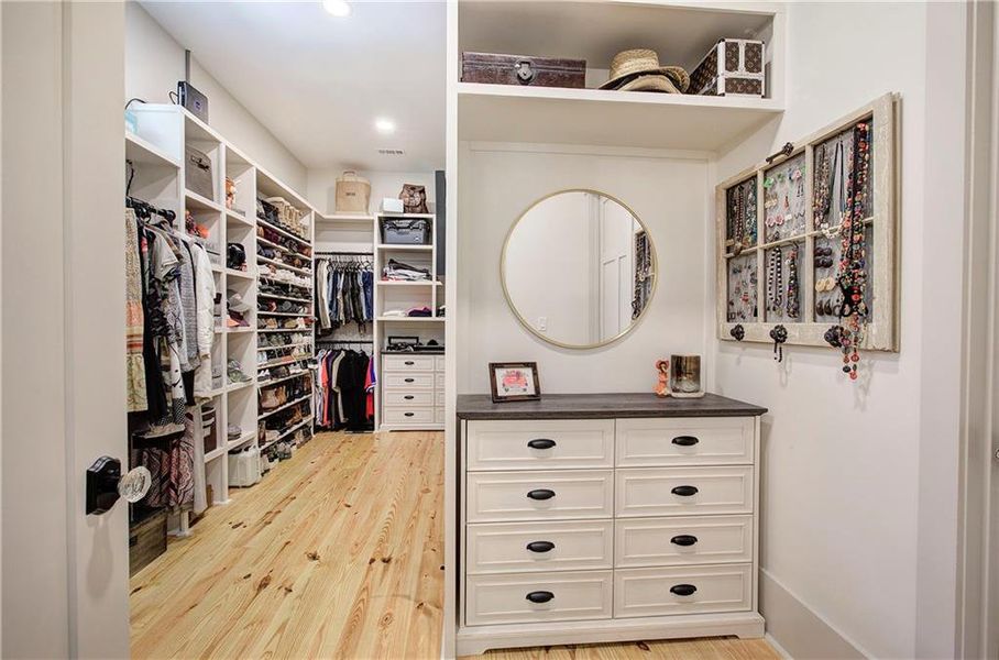 Furnished interior view inside a new home in , Temple (Image 68).
