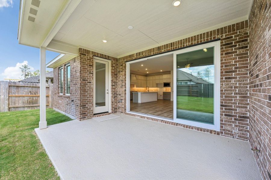 Exterior details and patio area of a home in Evergreen 55', Conroe (Image 32).