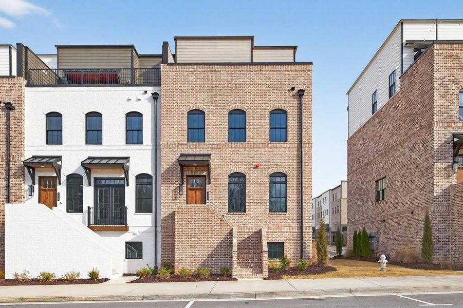 Condo located in Sugar Hill, GA showcasing its design and architecture (Image 3).