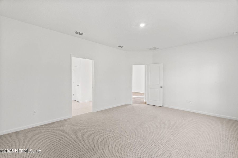 Spacious, unfurnished interior of a new home in Beacon Lake, St. Augustine (Image 26).