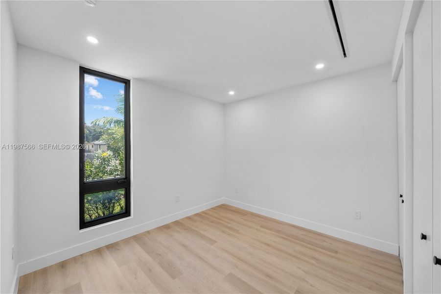 Spacious, unfurnished interior of a new home in , Miami (Image 34).