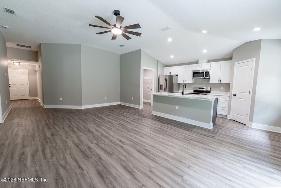 Spacious, unfurnished interior of a new home in , Florahome (Image 34).