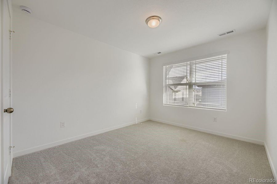 Spacious, unfurnished interior of a new home in Sterling Ranch, Littleton (Image 9).