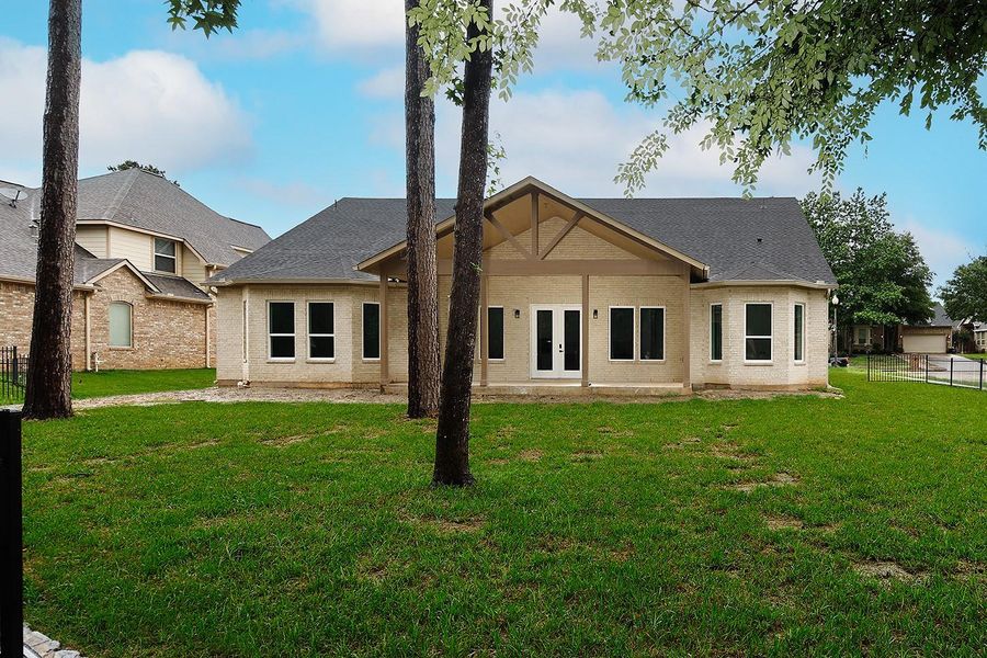 Exterior details and patio area of a home in , Conroe (Image 4).
